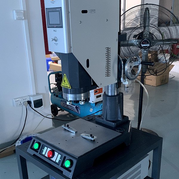 Precision ultrasonic plastic welding machine