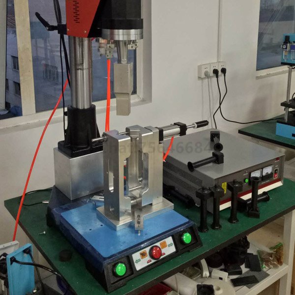 Ultrasonic welding machine for high-length plastic products