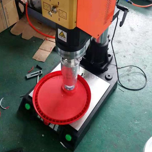 Máy hàn nhựa siêu âm để dễ dàng kéo căng nắp của trống dầu PP