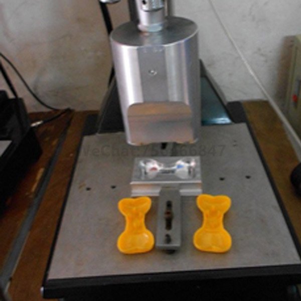 Ultrasonic welding machine for flashlight plastic shell