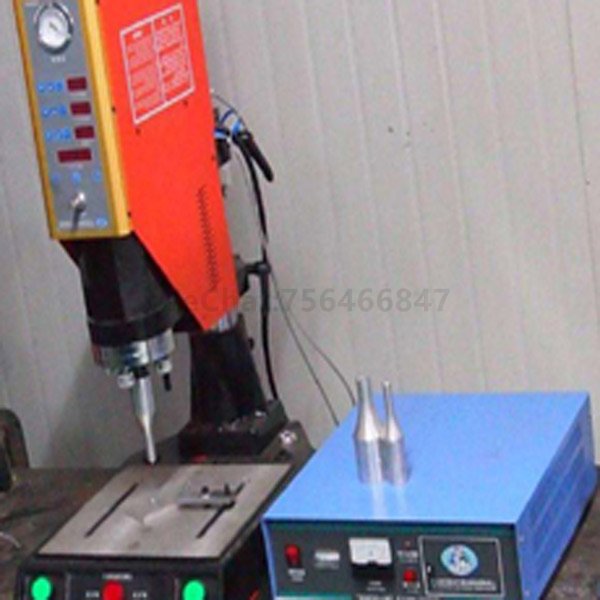 Ultrasonic plastic welding machine