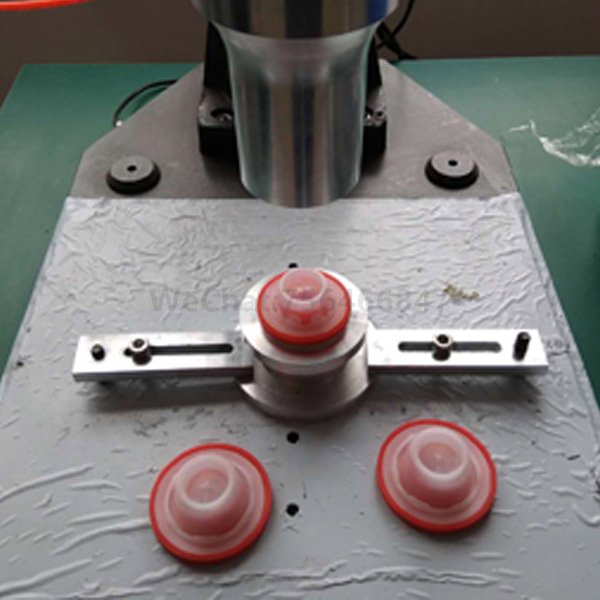 Lubricating oil barrel telescopic cover sealing and pressing ultrasonic hot melt machine