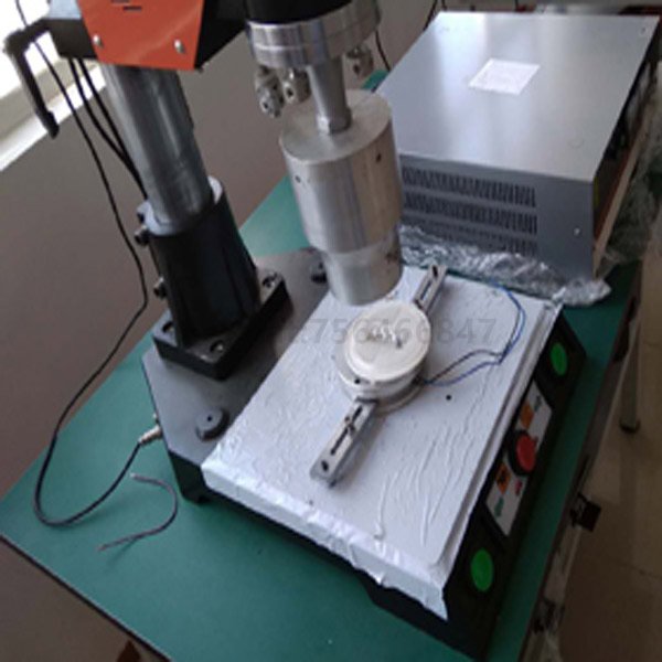 Ultrasonic welding machine for round LED light source lampshade shell