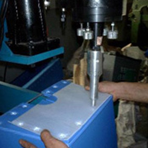 Hollow plate ultrasonic welding machine