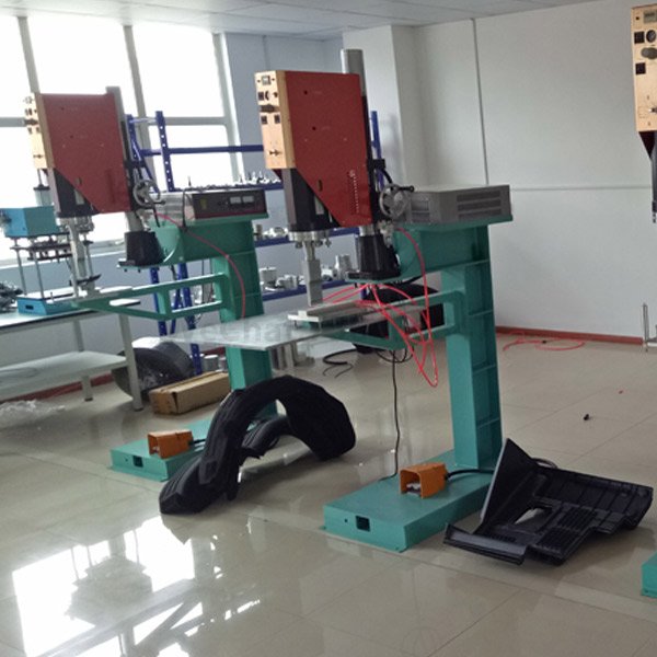 Ultrasonic spot welding machine for edge seam overlap of automobile wheel cover sound insulation cotton felt