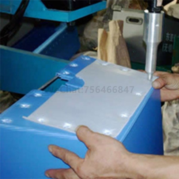 Ultrasonic welding machine for hollow board turnover box