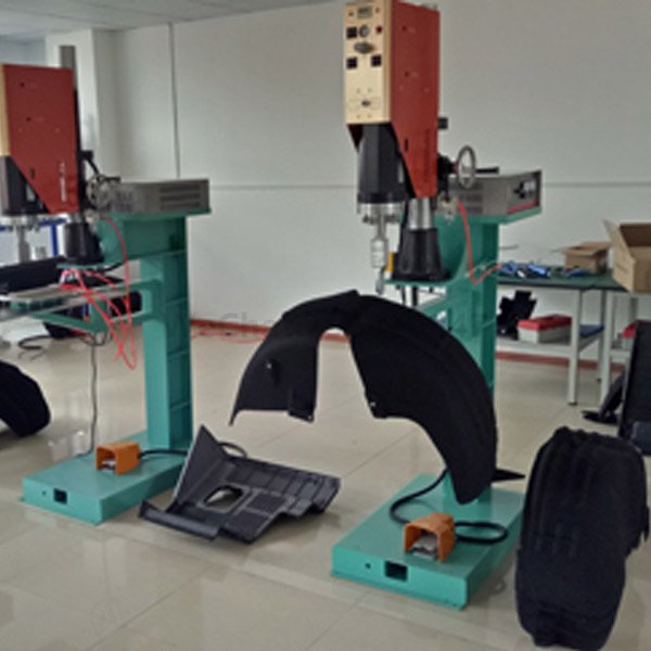 Ultrasonic welding machine for lap joints of large plastic parts