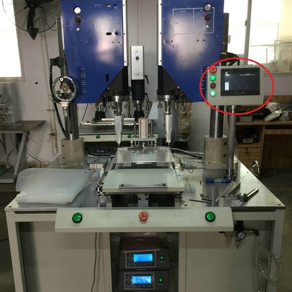 Double-head ultrasonic welding machine