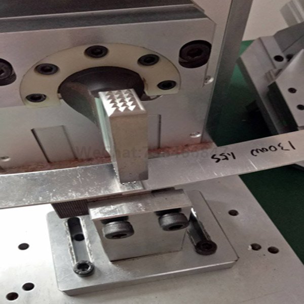 Ultrasonic metal spot welding machine for overlapping two aluminum strips and aluminum strips