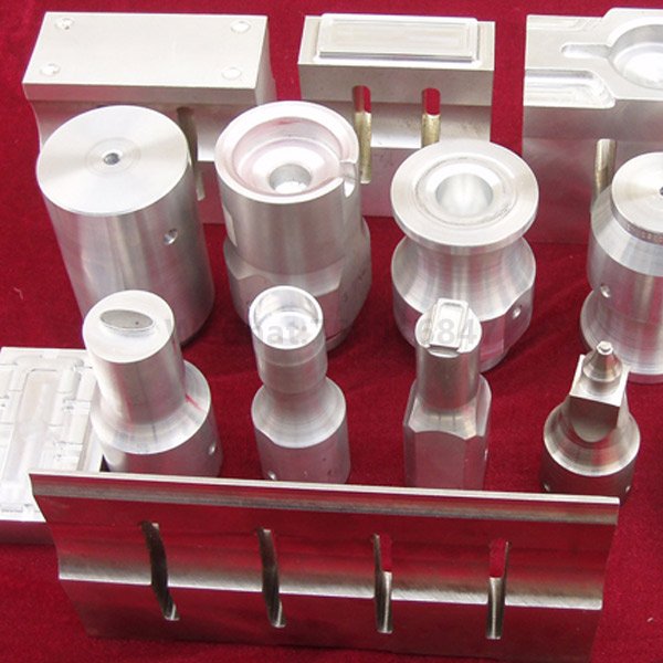 Ultrasonic die for ultrasonic welding head