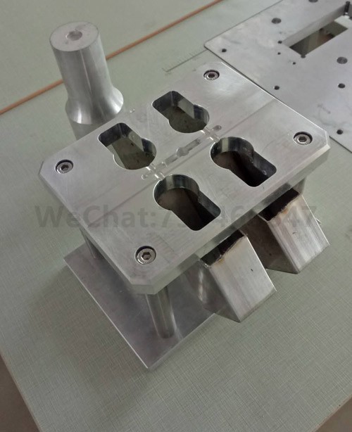 塑件切水口震落工装超声波模具